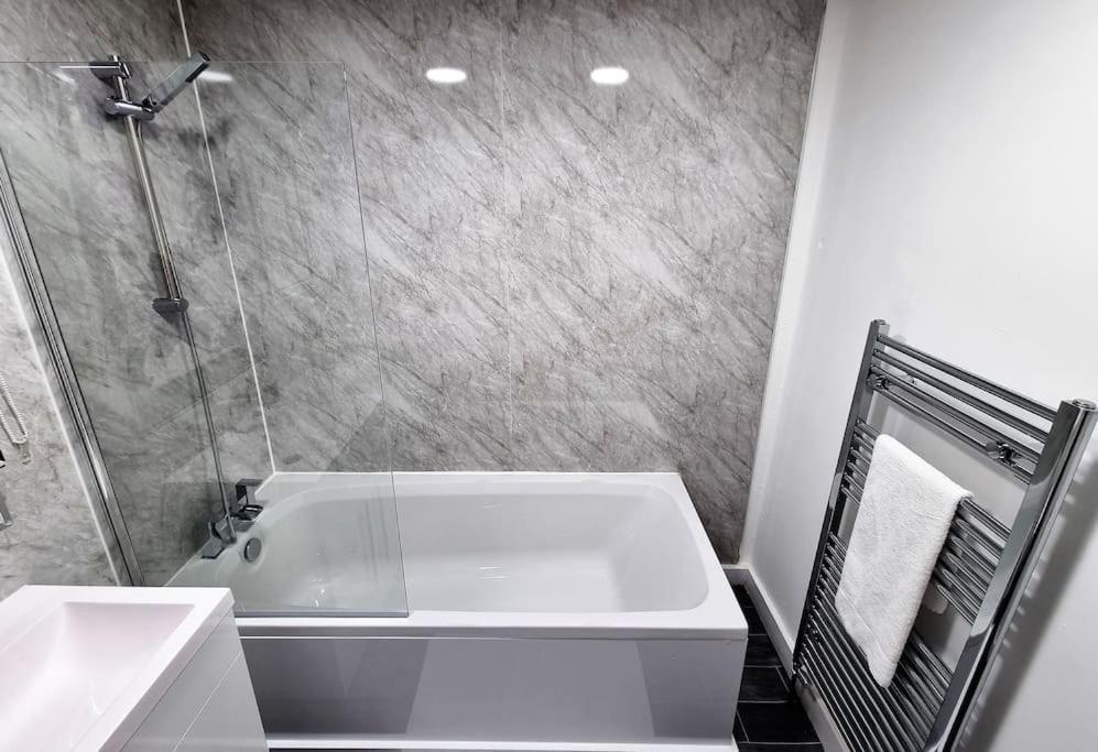Holiday home *5sm* Setup For Your Relaxed & Amazing + Free Parking + Free Fast Wifi * Morley (West Yorkshire)