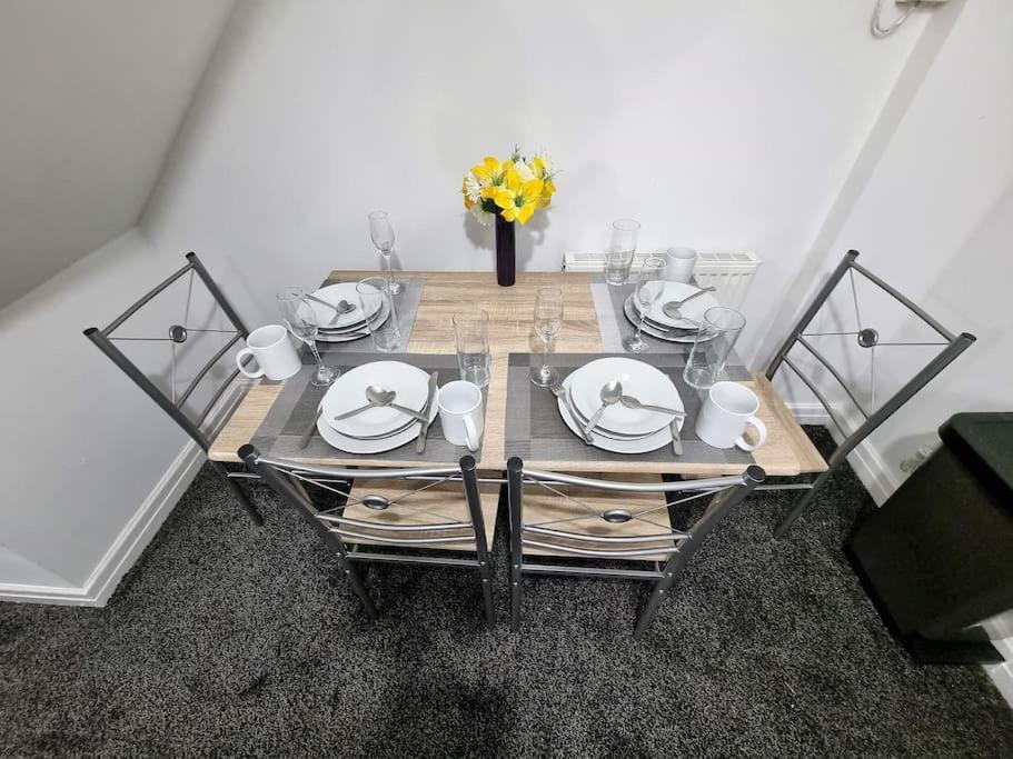 Holiday home *5sm* Setup For Your Relaxed & Amazing + Free Parking + Free Fast Wifi * *