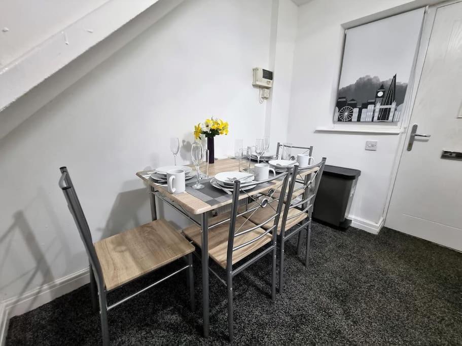 Holiday home *5sm* Setup For Your Relaxed & Amazing + Free Parking + Free Fast Wifi * Morley (West Yorkshire)